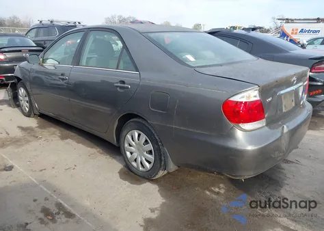 2005 Toyota Camry Le z USA, uszkodzony, nr VIN 4T1BE32K75U974564